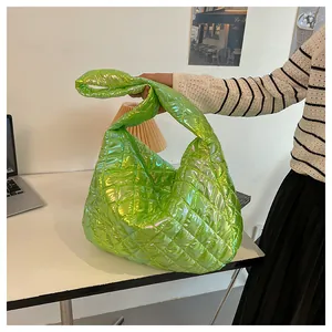 Detailansicht der lindgrünen, schillernden, gesteppten Puffer-Tasche mit Metall-Finish