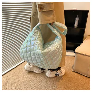 Irisierende holografische gesteppte Cloud-Hobo-Tasche in lässiger Lifestyle-Umgebung