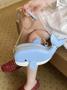 Süße hellblaue Umhängetasche in Walform mit goldener Kette für Damen im Comic-Stil