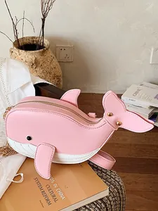Süße rosa Umhängetasche in Walform mit goldener Kette in einer Lifestyle-Umgebung