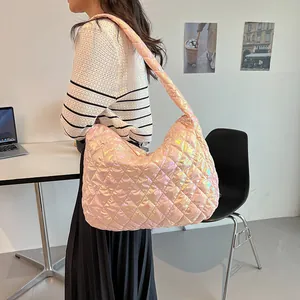 Große metallisch-rosa gesteppte Cloud Hobo Bag für den stilvollen Alltag der Frau