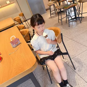 Mini borsa in gelatina di PVC viola per bambini con manico di perle e catena su tavolo