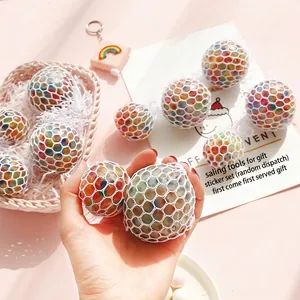 Pelota antiestrés de malla colorida con cuentas de arcoíris para alivio sensorial del estrés
