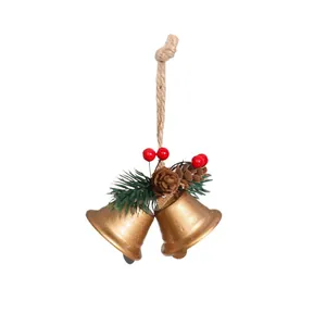 Dekorative goldene Weihnachtsglocken zum Aufhängen mit Tannennadeln und Beeren