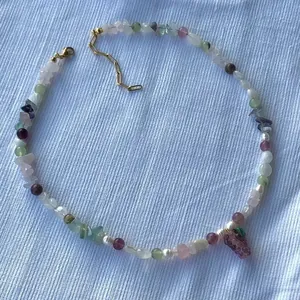 Collier en perles d'eau douce avec éclats de pierres et pendentif raisin en verre