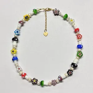 Vue détaillée d'un collier en perles et champignons en verre coloré