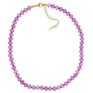 Vista detallada del collar de cuentas de ábaco de piedra natural en colores morado y rosa