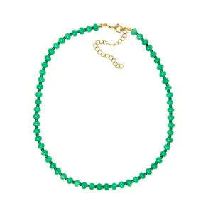 Vista detallada de collar de piedras naturales verdes con cierre dorado elegante.