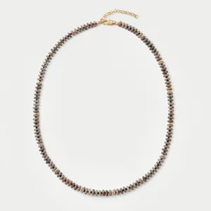 Elegante collar de cuentas de piedra natural con espaciadores dorados y extensión.