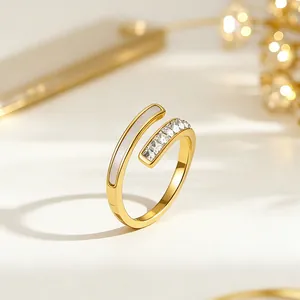 Vue macro détaillée d'une bague ouverte en acier titane doré incrustée de nacre et de zircons