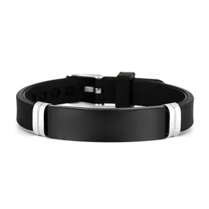 Minimalistisches schwarzes Silikonarmband mit Edelstahlplatte und Gravur 1999 Detail