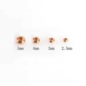 Vue détaillée des cache-perles à écraser en or rose de 5 mm, 4 mm, 3 mm et 2,5 mm.