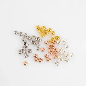 Vue macro de cache-perles à écraser en forme de croissant en plusieurs finitions
