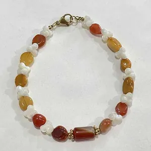 Vue détaillée d'un bracelet en pierres naturelles aux tons vifs de bonbons dopamine
