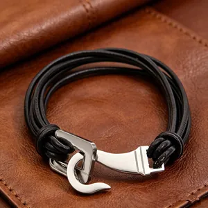 Nahaufnahme eines stilvollen Herrenarmbandes aus schwarzer Kordel mit silbernem Haken.
