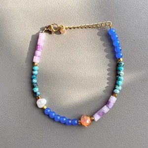 Vue détaillée du bracelet en pierres naturelles colorées avec chaîne d'extension dorée.