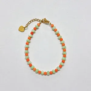 Vue détaillée du bracelet en pierres naturelles aux couleurs dopamine et cœur doré