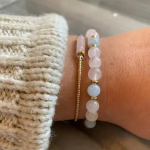 Vue macro détaillée de bracelets superposés en pierres naturelles de couleur bonbon