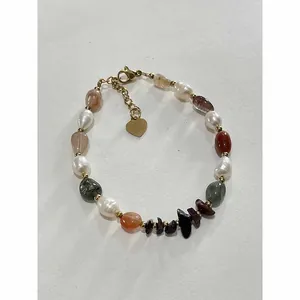 Vue détaillée d'un bracelet en pierres naturelles et perles avec une breloque cœur