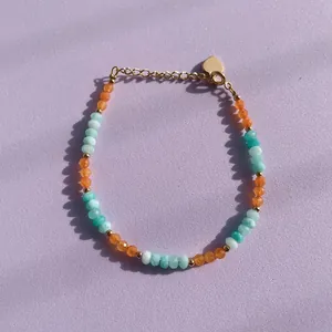 Vue détaillée d'un bracelet en pierres naturelles colorées avec un pendentif en cœur