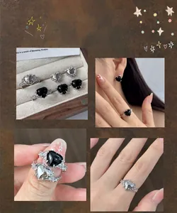 Gros plan détaillé de bagues cœur épine en argent et boucles d'oreilles pierre noire