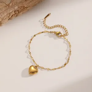 Gedetailleerde opname van een gouden hartjesarmband van gepolijst titaniumstaal