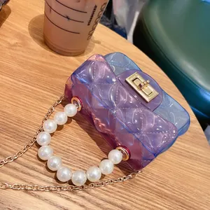Mini borsa jelly in PVC sfumato viola con manico in perle ed elegante catena d'oro