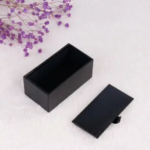 Vue détaillée d'un coffret cadeau pour boutons de manchette en similicuir noir ouvert