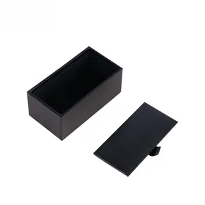 Minimalistische schwarze Manschettenknopf-Geschenkbox aus Kunstleder mit Lasche.