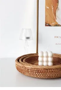 Detalle de bandejas redondas de mimbre trenzado en una decoración hogareña minimalista