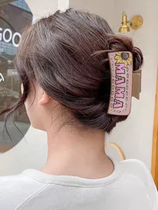 Détail d'une pince à cheveux en cuir style Western avec tournesol et texte MAMA