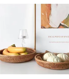 Bandeja redonda de ratán tejida a mano usada como cesta para frutas y pan en el hogar