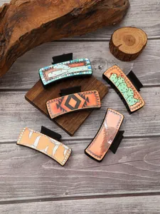 Vue détaillée de pinces à cheveux en cuir style western avec divers motifs du désert