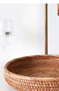 Primer plano de la textura tejida a mano de una cesta de frutas redonda de ratán para el hogar.
