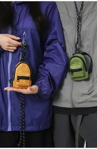 Detalle de los mini bolsos de cuello estilo mochila amarillo y verde en los modelos