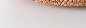 Vista de cerca del material de ratán natural tejido a mano que muestra textura y artesanía.