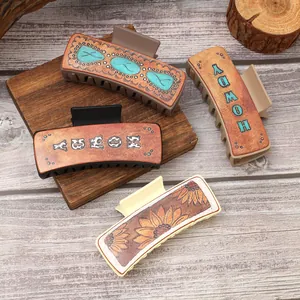 Vue détaillée des pinces à cheveux style western avec motifs tournesol et cuir bohème