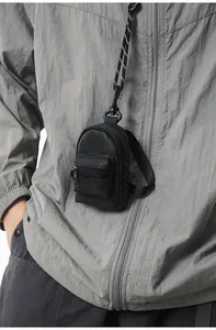 Primer plano profesional de un mini bolso de cuello negro con forma de mochila para sus monedas
