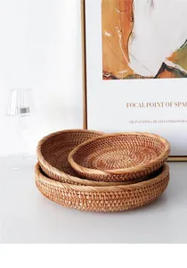 Detalle de tres cestas redondas de ratán tejidas a mano, diseño de anidación casa