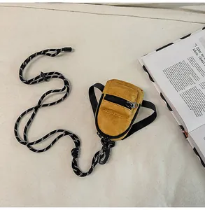 Vista detallada del mini bolso de cuello amarillo para auriculares y monedas