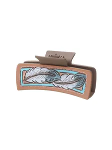 Vue détaillée de la pince à cheveux en cuir de style western avec plumes