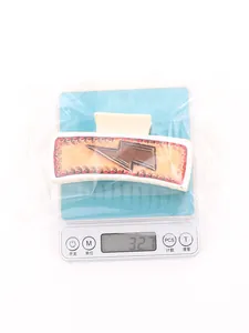 Vue détaillée montrant le poids précis de 32,7 g de cette pince à cheveux style western