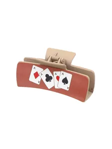 Détail d'une pince à cheveux avec motifs d'as de cartes de poker sur panneau texturé