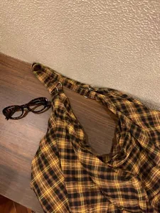Vue détaillée d'un sac hobo en toile à carreaux rétro au design souple et décontracté.
