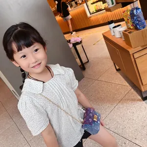Bambina con mini borsa jelly in PVC viola e dettaglio manico di perle