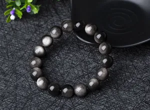 Detailansicht eines natürlichen Silber-Obsidian-Armbandes mit reflektierendem Katzenaugeneffekt