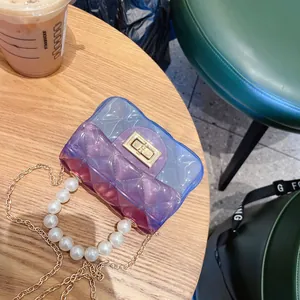 Dettaglio della mini borsa jelly in PVC con manico di perle e sfumatura blu-viola