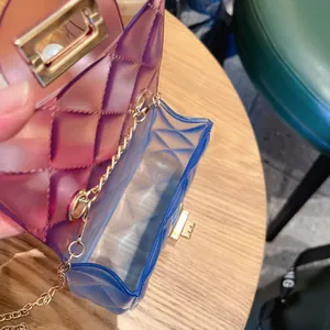 Vista dettagliata dell'interno aperto e della trama trapuntata della borsa jelly in PVC.