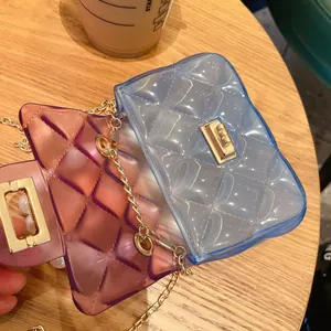 Dettaglio di mini borse in gelatina di PVC con elegante motivo trapuntato e catene d'oro