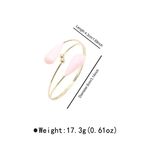 Vue détaillée montrant les dimensions d'un bracelet de bras doré avec gouttes roses.